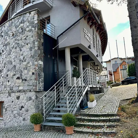 Szara Tuz Przy Wyciagu Na Szrenice 住宿加早餐酒店